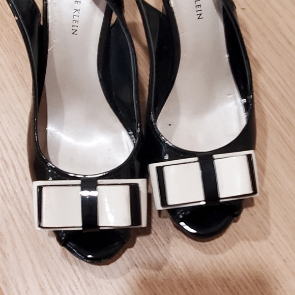 Anne Klein black patent leather open toe slingback with bow - Picture 4 of 11